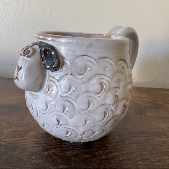 WOOLIAM MUG signed Mudworks USA, SHEEP with 4 tiny feet. Hand painted, OFF WHITE - Picture 6 of 6
